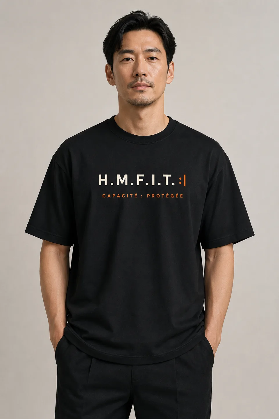 Le même t-shirt FAM/01, porté par quelqu’un d’autre — même inscription : « H.M.F.I.T. :| — CAPACITÉ : PROTÉGÉE ».