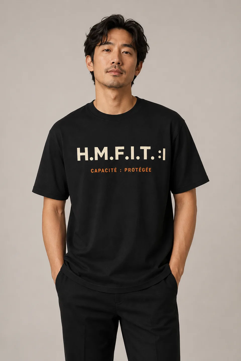 Le même t-shirt FRD/01, porté par quelqu’un d’autre — même inscription : « H.M.F.I.T. :| — CAPACITÉ : PROTÉGÉE ».