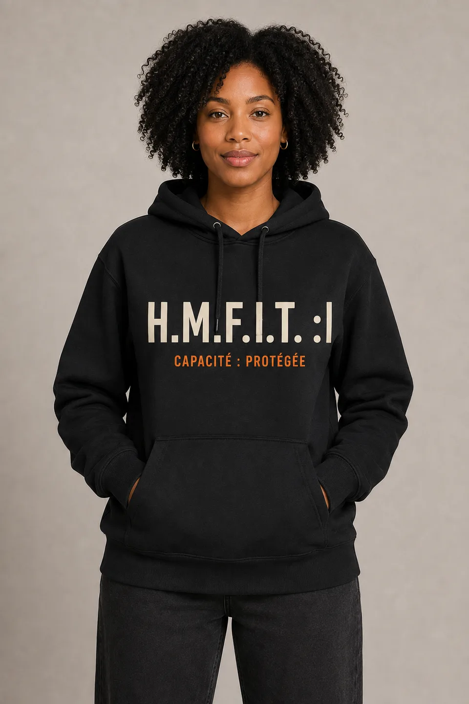 Le hoodie FRD/01 porté, vu de face — la ligne du vêtement se lit près du corps.