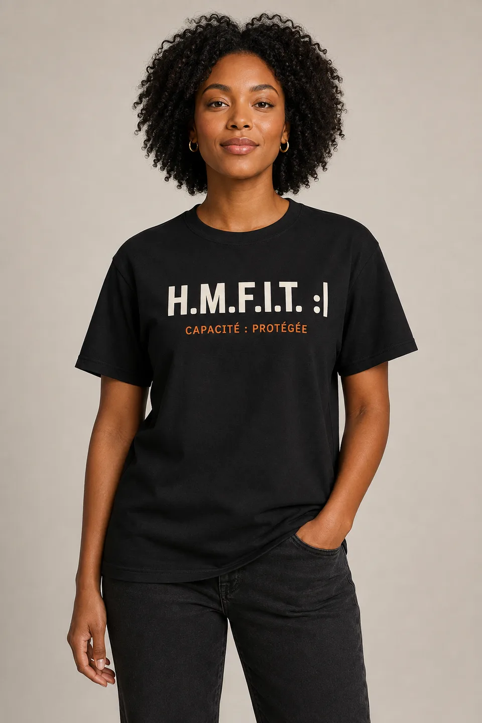 Le t-shirt FRD/01 porté, vu de face — imprimé sur la poitrine : « H.M.F.I.T. :| — CAPACITÉ : PROTÉGÉE ».