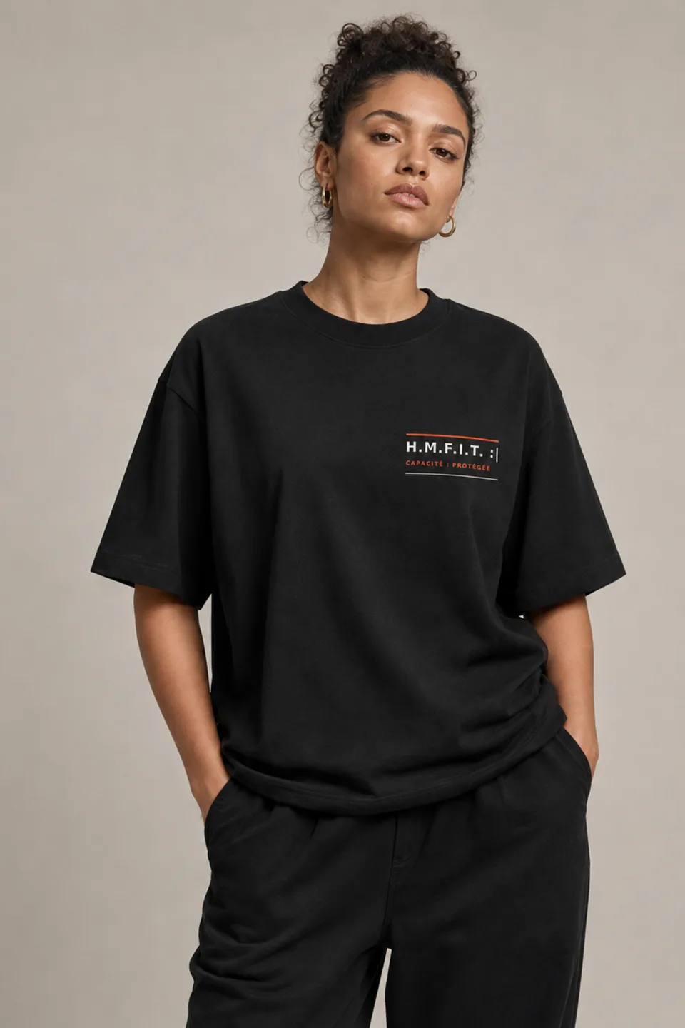 Le t-shirt GEN/01 porté, vu de face — la ligne du vêtement se lit près du corps.