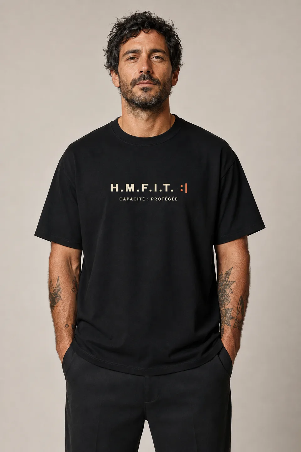 Le même t-shirt WRK/01, porté par quelqu’un d’autre — même inscription : « H.M.F.I.T. :| — CAPACITÉ : PROTÉGÉE ».