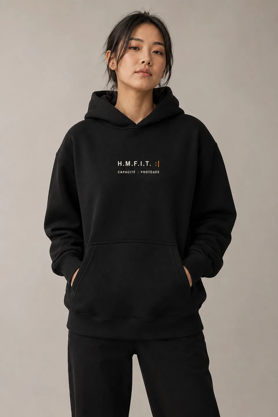 Le hoodie WRK/01 porté, vu de face — la ligne du vêtement se lit près du corps.