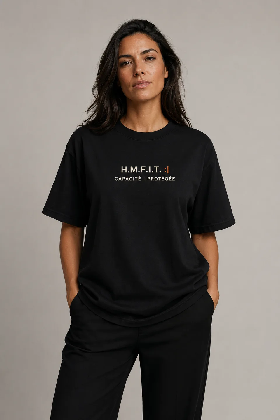 Le t-shirt WRK/01 porté, vu de face — imprimé sur la poitrine : « H.M.F.I.T. :| — CAPACITÉ : PROTÉGÉE ».
